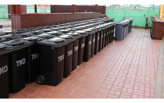 В Барановичах жителям частного сектора начали выдавать контейнеры для раздельного сбора отходов
