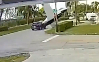 На видео попало, как самолет врезался в машину во Флориде – погибли три человека