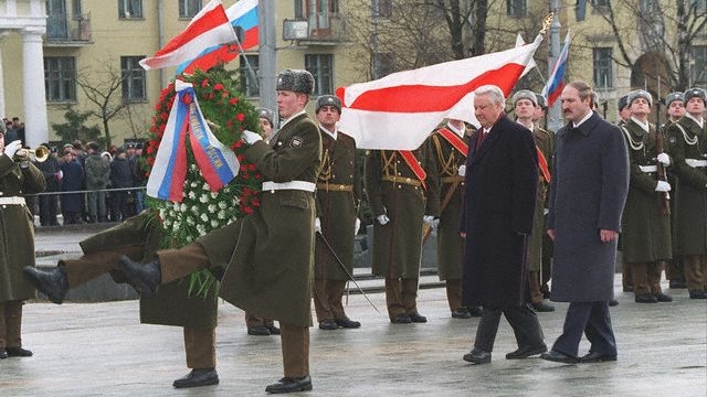 Когда это еще не было «экстремизмом»: Лукашенко, Ельцин и БЧБ-флаг