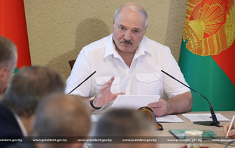 Лукашенко заявил, что допускает введение военного положения в случае введения санкций
