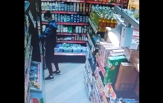 Барановичская милиция разыскивает подозреваемых в краже продуктов из магазина. Видео