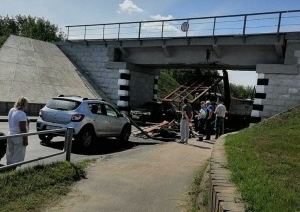 В Барановичах с большегруза на легковушку упала металлическая конструкция