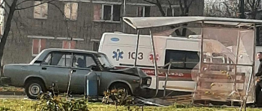 В Барановичах пьяная водитель везла ребенка в поликлинику и протаранила остановку