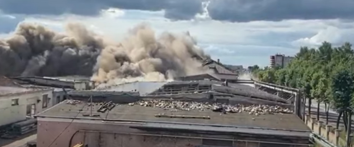В МЧС показали, как взорвали 40-метровый цех завода в Полоцке