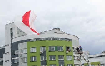 Теперь и МЧС будет штрафовать за флаги на фасадах и крышах зданий. Говорят, в целях пожарной безопасности…