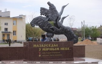 В Барановичах открыли памятник в честь погибших летчиков Андрея Ничипорчика и Никиты Куконенко