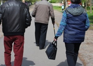 Пенсии и пособия большинству граждан будут выплачивать только через банки