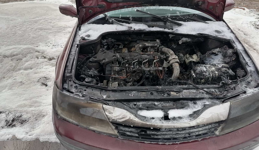 В Барановичах на улице загорелся легковой автомобиль