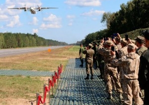 Военные летчики на учении ОДКБ посадили самолеты на трассу М1