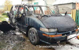 Легковой автомобиль сгорел в Ляховичском районе. Фотофакт