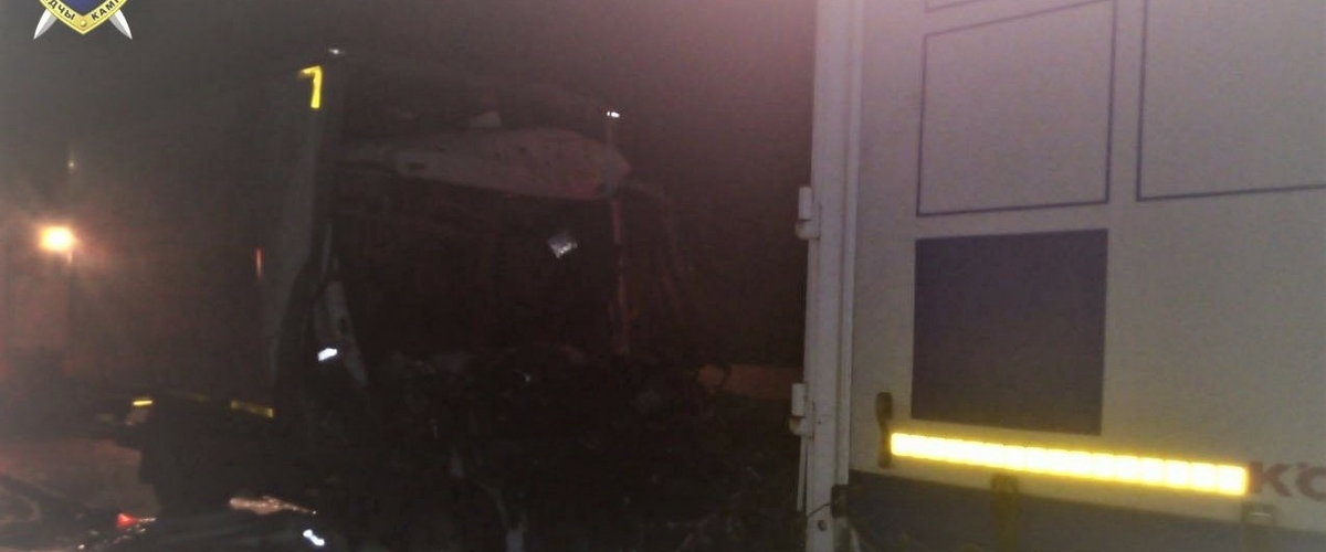 Страшная авария на М1: грузовик влетел в стоящую фуру – погибли четыре человека
