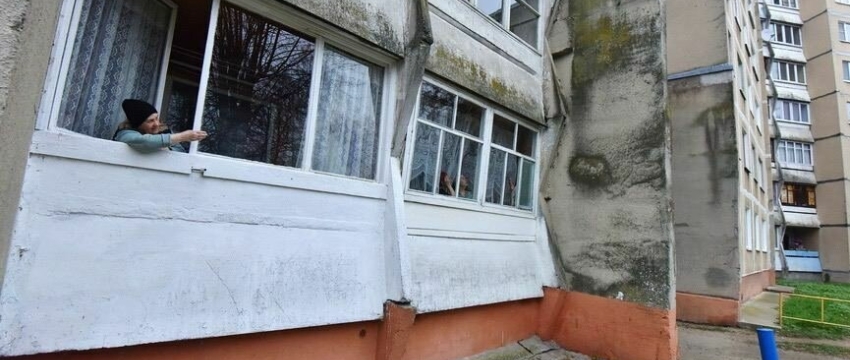 Жительницы дома в Барановичах уже второй год не могут спокойно спать из-за женского лица на стене