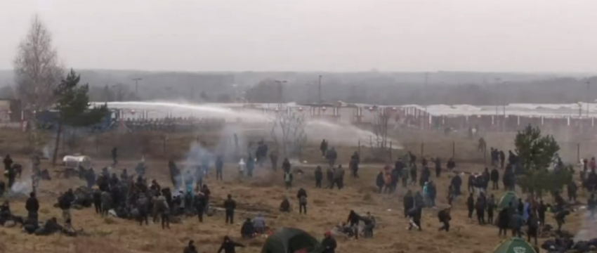 На границе Беларуси с Польшей начались столкновения. Мигранты забросали камнями польских пограничников