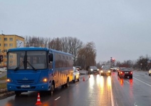 Водитель автобуса в Кобрине задним ходом врезался в Toyota