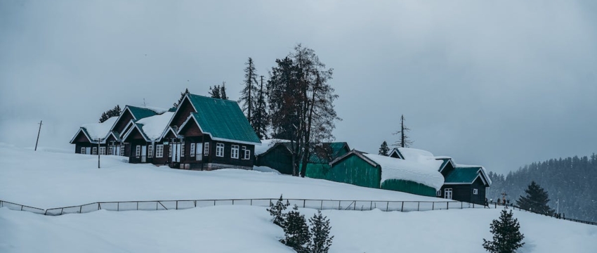 Лед с крыши рухнул на школьниц в Гомеле