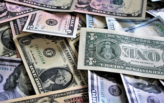 В обменниках — уже за 4. Доллар в Беларуси продолжил расти. А что с евро и российским рублем?