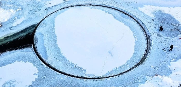 Под Брестом заметили редкое природное явление - ледяной диск на реке