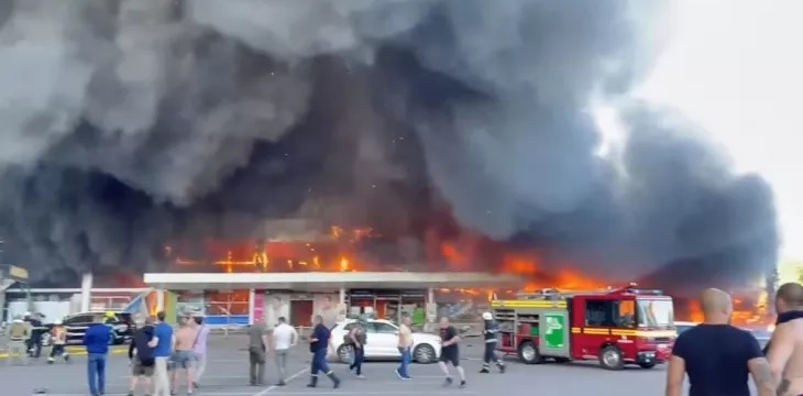 «Количество жертв невозможно даже представить» — В Украине ракеты ударили по торговому центру