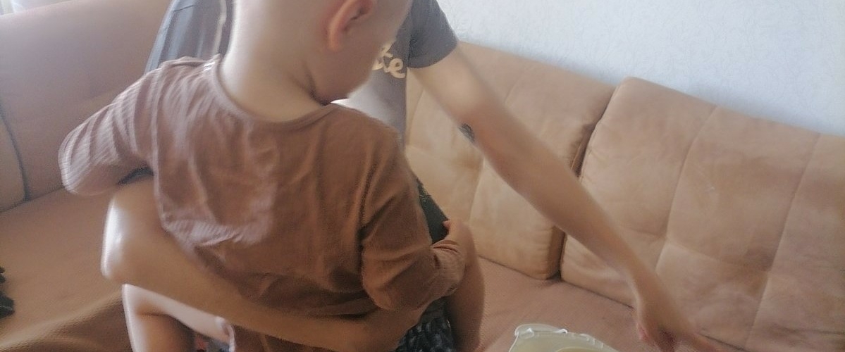 В Гродно ребенок застрял в пластиковом сиденье для горшка. Понадобилась помощь спасателей