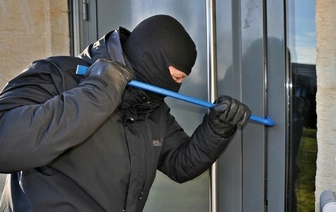 Барановичская милиция разыскивает неизвестного в маске, который проник в дом, избил и ограбил хозяйку