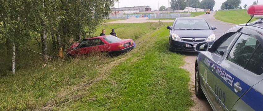 Возле Барановичей легковушка вылетела в кювет и врезалась в дерево
