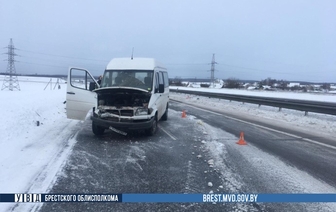 Микроавтобус врезался в ограждение под Барановичами — пострадал водитель