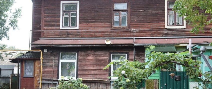 Из трехкомнатной квартиры – в «барак». Жителя Барановичей выселили из жилья за долги