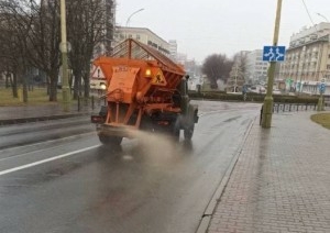 Зимой некоторые дороги будут посыпать новой соляной смесью. Что это за реагент?