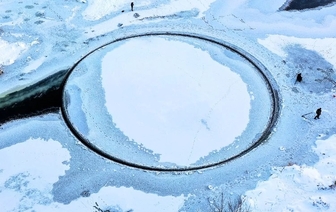 Под Брестом заметили редкое природное явление - ледяной диск на реке
