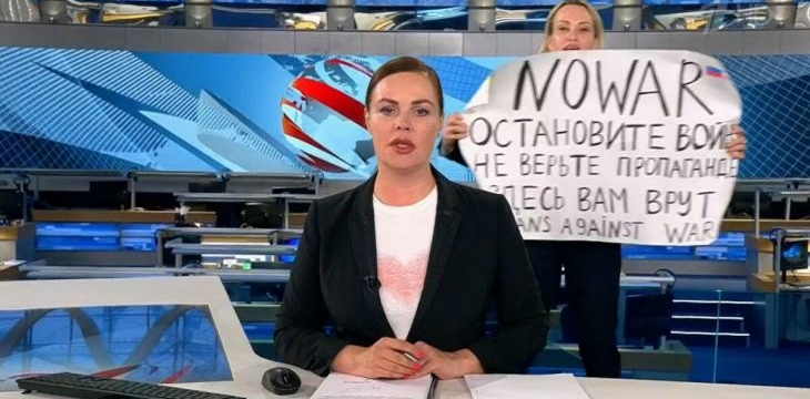 В России редактор госТВ ворвалась в прямой эфир с плакатом. Теперь ее не могут найти