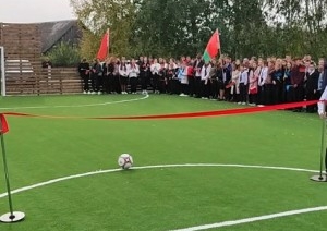 Новую спортивную площадку для игры в мини-футбол открыли в Столинском районе