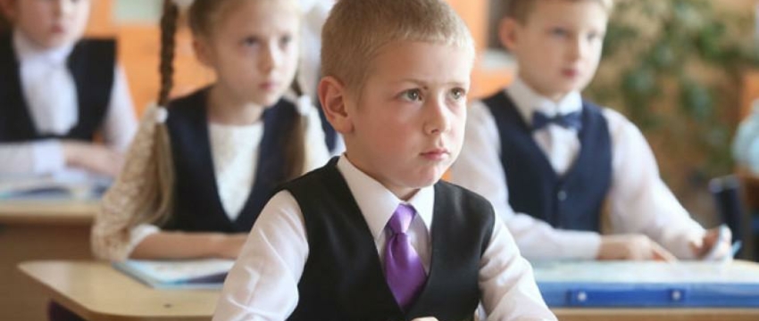 Беларусские школьники будут сдавать мобильники, носить форму и слушать гимн
