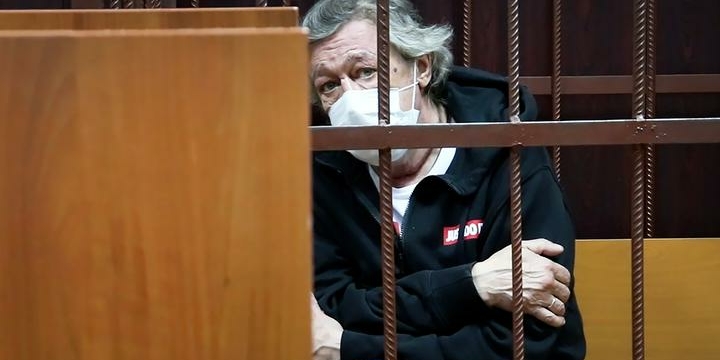 Михаила Ефремова признали виновным в смертельном ДТП. Актер отправится в колонию