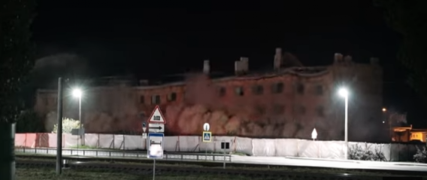 Как посреди Пинска саперы взорвали большое здание. Впечатляющее видео