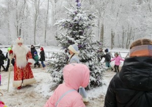 Тысячи туристов из Беларуси и зарубежья приехали в Беловежскую пущу на 20-летие поместья Деда Мороза