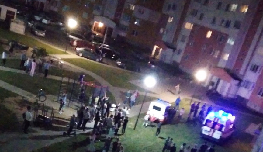 Из окна квартиры на шестом этаже в Барановичах выпала девушка