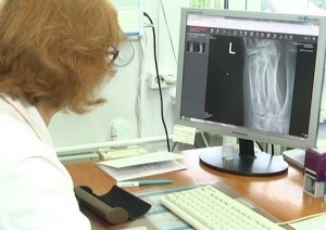 Врачи из Бреста о том, как обезопасить себя от гололедных травм и что делать, если все же падения избежать не получилось